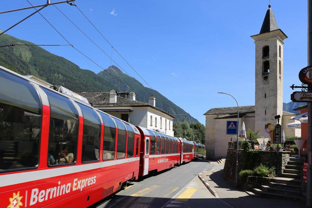train-acceder-villages-montagne-alpes-suisse